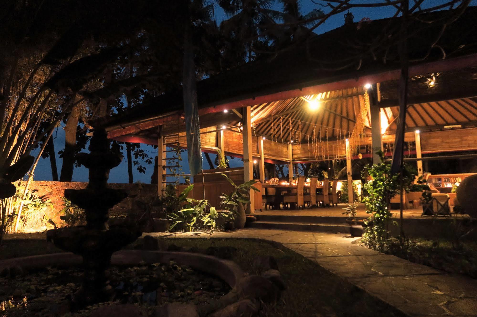 טג'אקולה Cili Emas Oceanside Resort מראה חיצוני תמונה