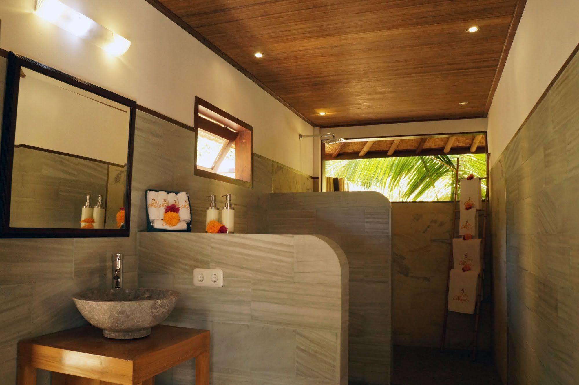 טג'אקולה Cili Emas Oceanside Resort מראה חיצוני תמונה